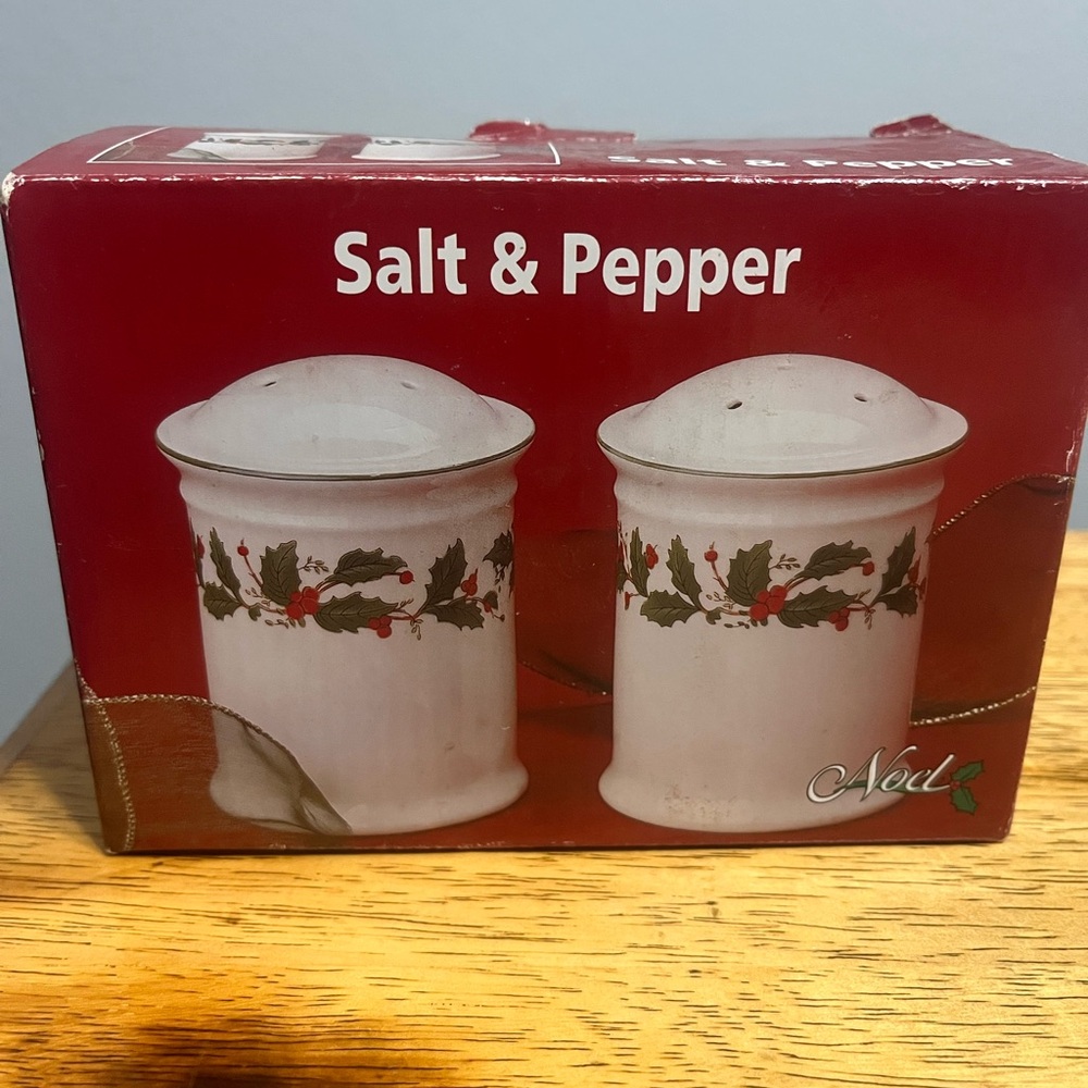 Noel Holly Berries Salt & Pepper set Ceramic Christmas 2001